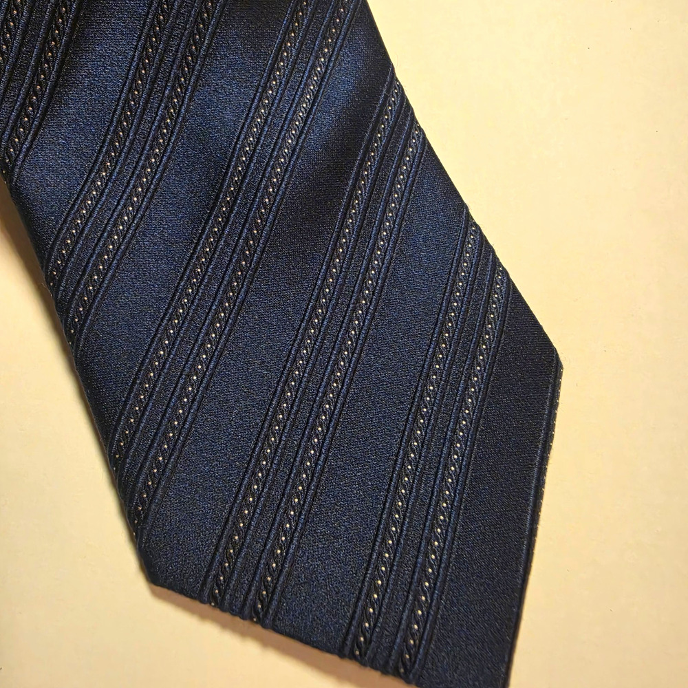 Donald J. Trump Signature Collection 100% Silk Blue Striped Tie 2004